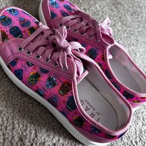 TRAQ by Algeria sugar skulls pink women’s size 10